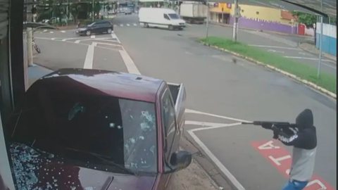 Vídeo choca ao mostrar homem sendo assassinado com vários tiros de fuzil - Imagem: reprodução TV Globo