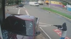 Vídeo choca ao mostrar homem sendo assassinado com vários tiros de fuzil - Imagem: reprodução TV Globo