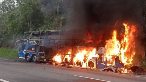 Homem ateia fogo em ônibus com 40 pessoas em trajeto de São Paulo a Curitiba - Imagem: Reprodução / Polícia Rodoviária Federal