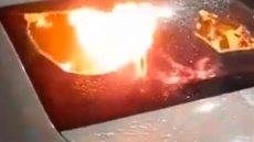 VÍDEO - revoltado, homem ateia fogo em carro e ameaça o próprio irmão por motivo chocante - Imagem: reprodução Twitter