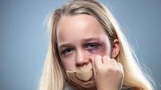 Quem teria sido a vítima da violência sexual é a garotinha de 7 anos, que deu mais detalhes sobre o caso em depoimento aos agentes que estão cuidando da investigação - Imagem: reprodução/Freepik