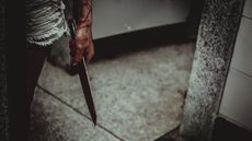 Homem é preso após assassinar pai a sangue frio e deixar mãe ferida no interior de SP - Imagem: Reprodução / Freepik