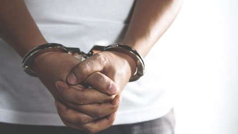 Homem é preso após oferecer R$ 50 para abusar de sobrinha-neta - Imagem: Reprodução / Freepik