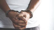 Homem é preso após oferecer R$ 50 para abusar de sobrinha-neta - Imagem: Reprodução / Freepik