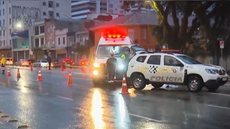 Após o atropelamento, motorista e socorrista tentaram socorrer a vítima, mas ele não resistiu aos ferimentos e morreu no local - Imagem: Reprodução / TV Globo