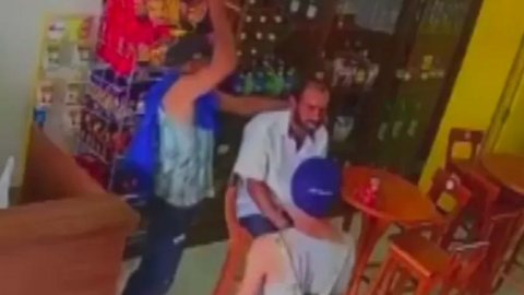 VÍDEO chocante flagra homem sendo assassinado a facadas em loja de conveniência - Imagem: reprodução redes sociais