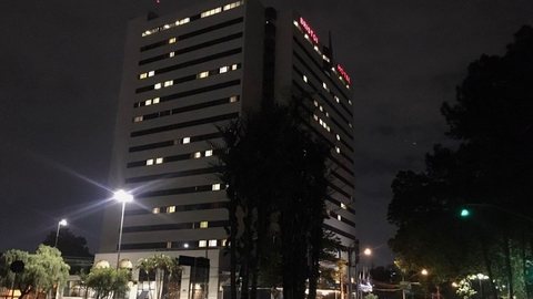 Homem estupra funcionária de hotel e morre após 'cair' do 14º andar - Imagem: reprodução GRU Diário