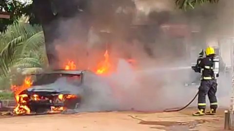 VÍDEO - homem incendeia o próprio carro de luxo por motivo bizarro - Imagem: reprodução redes sociais