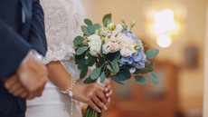Homem invade casamento e faz convidados de reféns - Imagem: Reprodução / Freepik