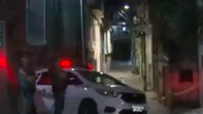 Homem mata esposa a facadas e incendeia casa com criança em São Paulo - Imagem: reprodução TV Record