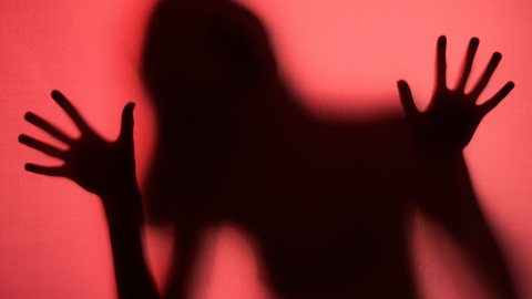 Vítima possuía medida protetiva; suspeito foi preso em flagrante - Imagem: Reprodução / Freepik