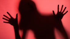 Vítima possuía medida protetiva; suspeito foi preso em flagrante - Imagem: Reprodução / Freepik
