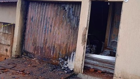 Homem mata ex esfaqueada e incendeia casa e carro durante surto por ciúmes - Imagem: reprodução Patos Hoje