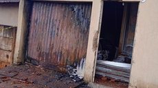 Homem mata ex esfaqueada e incendeia casa e carro durante surto por ciúmes - Imagem: reprodução Patos Hoje