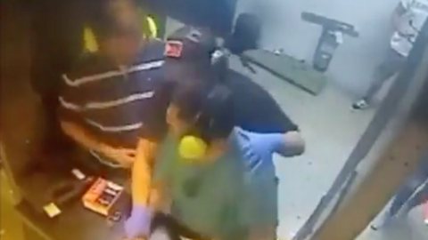 Vídeo flagra momento em que homem mira arma no rosto de colega em clube de tiro - Imagem: reprodução redes sociais