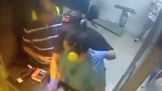 Vídeo flagra momento em que homem mira arma no rosto de colega em clube de tiro - Imagem: reprodução redes sociais