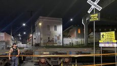 Homem morre atropelado em acidente fatal envolvendo trem - Imagem: Reprodução / TV Vanguarda / Rauston Naves