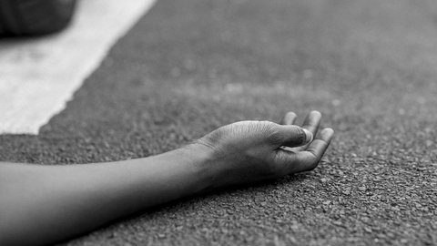 Mulher morre ao limpar a própria calçada e é encontrada caída na rua - Imagem: Freepik.com