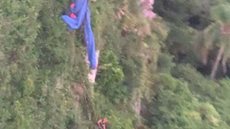Homem fica preso a 100 metros de altura após cair de parapente e vídeo é desesperador - Imagem: reprodução SAER SARASUL via UOL