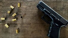 Nesta quarta-feira (24), a Justiça condenou a 36 anos de reclusão outro homem, considerado coautor do feminicídio por fornecer a arma usada no ataque - Imagem: Reprodução / Freepik