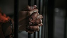 Homem que matou família brutalmente é condenado a 85 anos de prisão - Imagem: Reprodução / Freepik