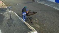 Um vídeo, gravado por câmeras de segurança do local, mostra o homem deixando a região, de bicicleta, carregando os objetos que roubou - Imagem: reprodução/G1