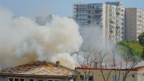 Homem se desespera ao ver casa destruída pelo fogo em Londrina: "não sei o que vou fazer" - imagem: Freepik / ilustração