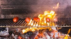 Homem sofre queimaduras graves durante churrasco na praia - Imagem: Reprodução / Freepik