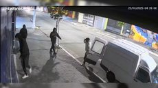 Homem tem prejuízo de R$ 100 mil após assalto em tabacaria - Imagem: Reprodução / Câmera de Segurança