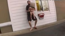 Homem usa o filho de escudo durante fuga - Foto: Reprodução