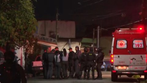 Rua Castel Gandolfo, em Cidade Dutra, ficou isolada durante a ação do Gate que libertou reféns e terminou com um homem morto após ataque à ex-sogra. - Imagem: Reprodução