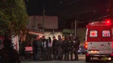 Rua Castel Gandolfo, em Cidade Dutra, ficou isolada durante a ação do Gate que libertou reféns e terminou com um homem morto após ataque à ex-sogra. - Imagem: Reprodução