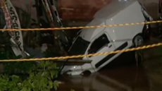 Carro foi arrastado para dentro do córrego após temporal em Guarulhos - Imagem: Reprodução | SBT