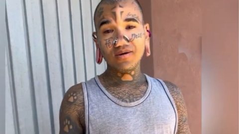 Adriano tem mais de 70% do corpo tatuado e sofreu hate em suas redes sociais - Imagem: Reprodução/Instagram