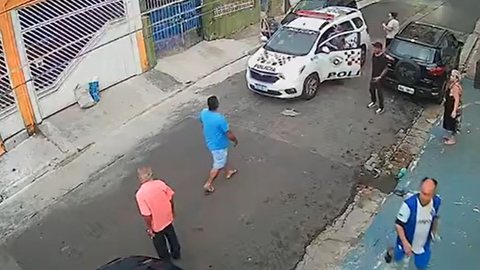 Homem é baleado por PMs após correr em direção a eles com uma faca; veja vídeo - Imagem: Reprodução/G1