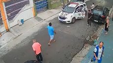 Homem é baleado por PMs após correr em direção a eles com uma faca; veja vídeo - Imagem: Reprodução/G1