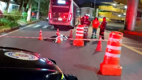 Vítima não tinha documentos e morreu ainda no local após o atropelamento. - Imagem: Reprodução/Redes Sociais.