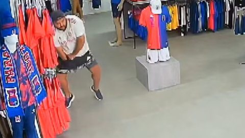Homens tenta furto épico de 17 camisas de time; assista o flagra - Imagem: Reprodução/ Paraná Clube