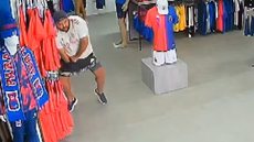 Homens tenta furto épico de 17 camisas de time; assista o flagra - Imagem: Reprodução/ Paraná Clube