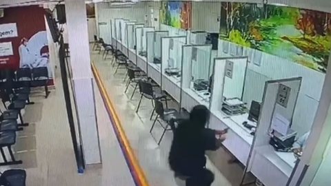 Vídeo mostra momento em que homem invade hospital e atira 5 vezes contra ex-companheira - Imagem: reprodução