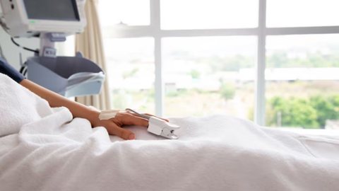 Também surgiram relatos de falta de água e quedas de luz no hospital - Imagem: Reprodução / Freepik