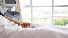 Também surgiram relatos de falta de água e quedas de luz no hospital - Imagem: Reprodução / Freepik