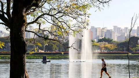 No litoral, o clima será favorável para atividades ao ar livre, com temperaturas variando entre 18°C e 28°C em cidades como Santos e Guarujá - Imagem: Reprodução