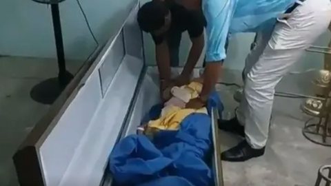 VÍDEO - idosa "morta" acorda dentro de caixão no próprio velório - Imagem: reprodução Twitter