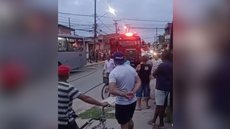 Idosa morre após ser atingida por roda de ônibus no Guarujá - Imagem: Reprodução / Netto Santos