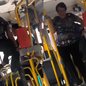Vídeo viraliza após mostrar idosa pulando de catraca de ônibus para fugir de briga; assista - Imagem: reprodução Twitter