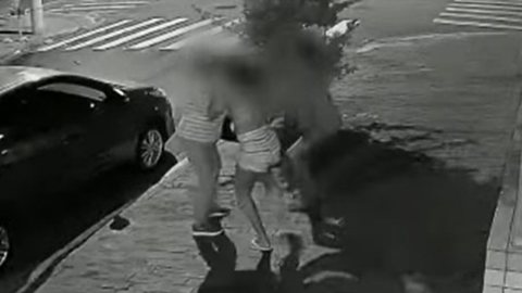 Idosa é arrastada na rua em tentativa de assalto no litoral de São Paulo - Foto: Reprodução / Band TV