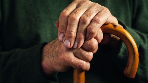 Idoso de 100 anos vai à Justiça após plano de saúde de R$ 16,9 mil ser cancelado - Imagem: Reprodução / Freepik