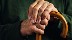 Idoso de 100 anos vai à Justiça após plano de saúde de R$ 16,9 mil ser cancelado - Imagem: Reprodução / Freepik