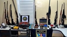 Parte do arsenal foi encontrada em um cofre e em uma maleta escondida - Imagem: Divulgação / SSP